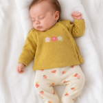 Conjunto bebé menina mostarda com flores