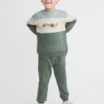 Conjunto de camisola e calças verde-escuras