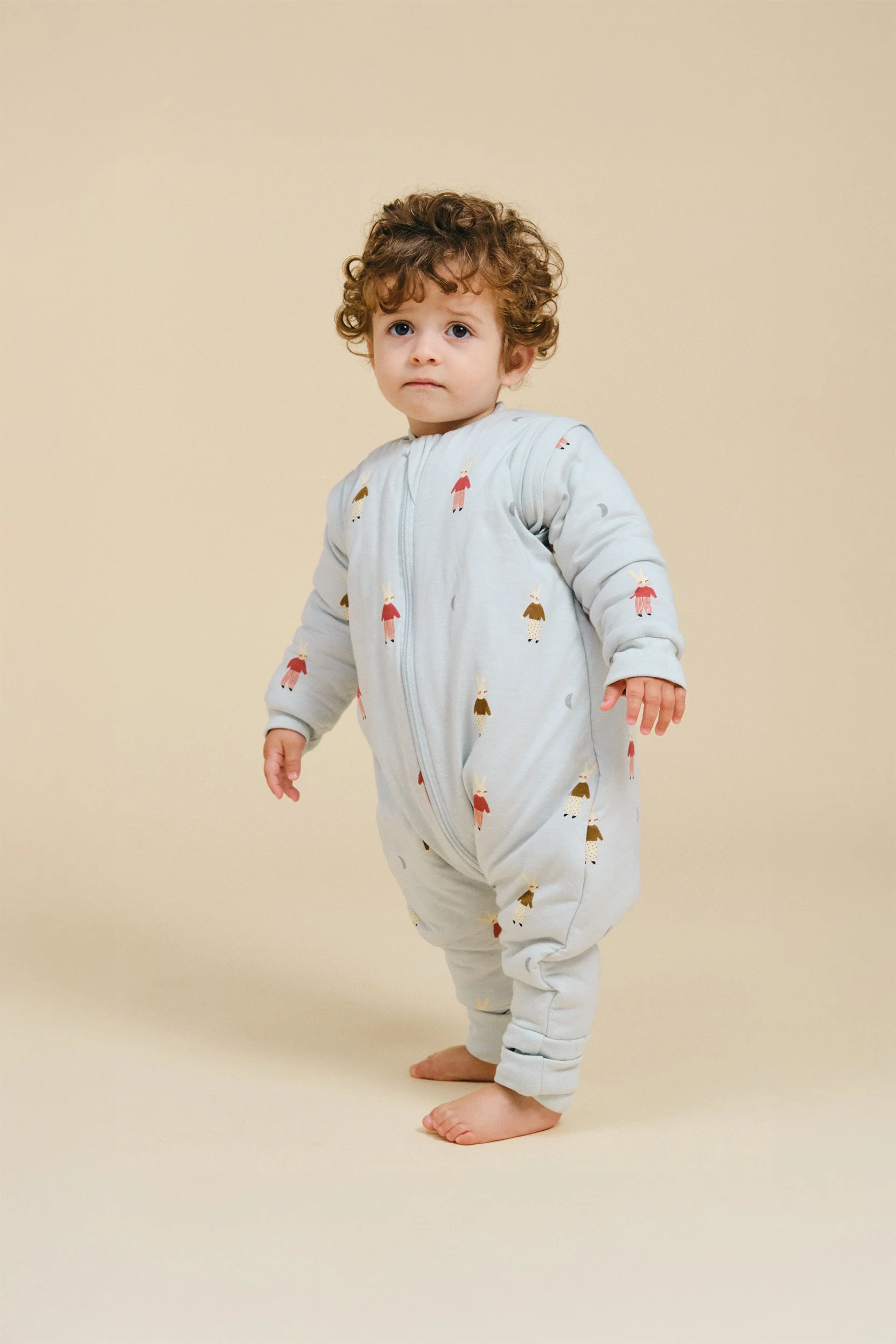 5_a45c2f6c-0e92-4a23-b87a-101f951f1776 Pijama-saco de dormir com mangas e pés – Sleepy Bunnies – TOG 2.5 - Image 1